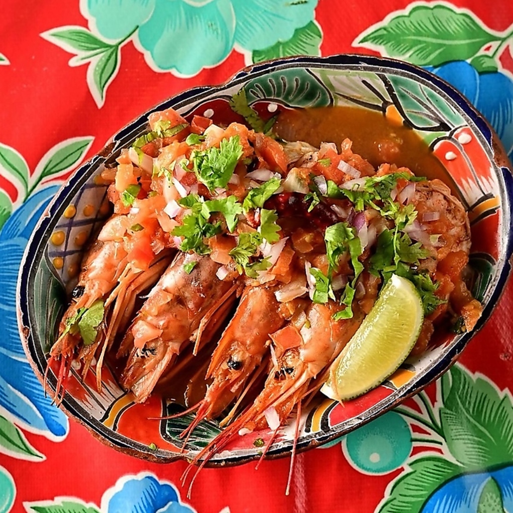 SNS映えする鮮やかな色合いの料理は陽気なメキシコの文化を感じさせ、テーブルを華やかに彩ります♪