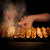 毎日、継ぎ足し続ける甘辛い醤油ベースの秘伝ダレ。その奥深い味わいが鶏肉の旨味と香ばしさをさらに引き立て、串焼きに唯一無二のコクを生み出します。日々深まるタレの旨味と絶妙な焼き加減が織りなす、鳥道酒場の看板メニューをぜひご堪能ください。