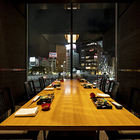 中洲の夜景とともにお食事を愉しむ