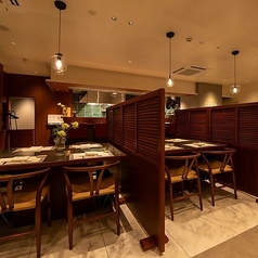 プライベート感を大切にした落ち着いた空間が魅力です。木の温もりを感じるデザインで、友人や家族との食事はもちろん、女子会やママ友の利用、デートにも最適です。各テーブルは適度に仕切られており、周囲を気にせずリラックスしてお食事を楽しむことができます。