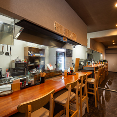 当店はカウンターのお席を10席完備しております。目の前で焼き上げられる焼鳥を味わえる特等席です。