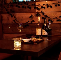 落ち着いた店内で自然派ワインをお楽しみください。