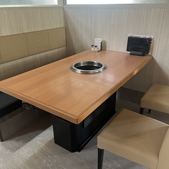 車イス対応のテーブル席をご用意しております。