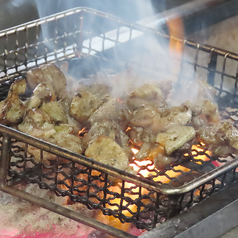豪快な炎と煙が食欲をそそる名物・薩州親鶏もも炭焼き◎