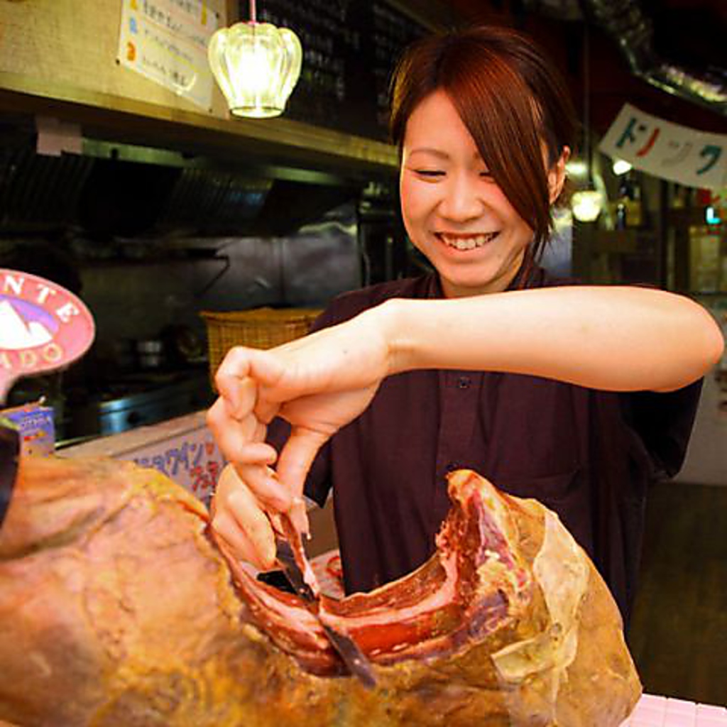 本場スペインの生ハム。口の中で溶けていく食感と、絶妙な塩漬け加減は絶品です！