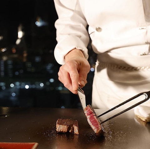 選りすぐりの食材を目の前で焼き上げる、絶景の鉄板焼きレストラン