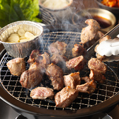 熱々の鉄板でジューシーに仕上げた自慢のサムギョプサルやカルビをお楽しみください！