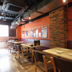 各種宴会・歓送迎会・忘年会におすすめのテーブル席を完備しています。 座りやすく、移動もしやすいレイアウトで、料理のシェアや乾杯もスムーズ。大人数でも窮屈さを感じず快適に過ごせる空間です。人数に応じて席の配置変更も可能なので、部署ごとの飲み会やご家族の集まりなど幅広いシーンに対応できます。