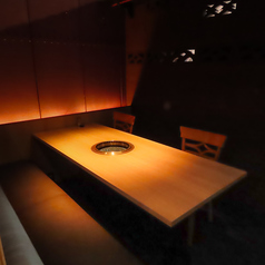 広々としたテーブル席は、複数人で食事をするのに最適です。自慢の焼肉と美味しいお酒とともにゆっくりと会話をお楽しみください！