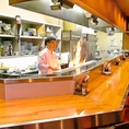 1F、カウンター席。目の前で次々と料理が出来上がっていく光景を見て待つ時間も楽しめます♪