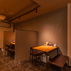 宴会、女子会、ご家族とのお食事に使用しやすい4名掛けテーブルを3席ご用意しております。ダウンライトの雰囲気の良い空間でお食事をお楽しみ下さい☆