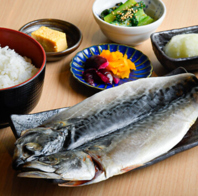昼夜問わず気軽に楽しめる「サバ定食」