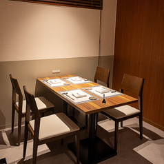 友人や家族との食事はもちろん、接待やデートにも最適です。各個室はは適度に仕切られており、周囲を気にせずリラックスしてお食事を楽しむことができます。