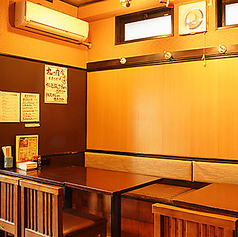 賑やかな女子会やご家族での夕食にぴったりの6名様席をご用意。昔ながらの温かい空間で、心置きなくくつろぎながらお食事をお楽しみください。自慢の料理を囲んで、思い出に残る素敵な時間をお過ごしいただけます。