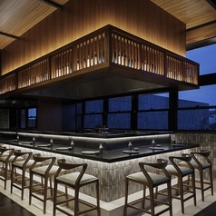 落ち着いた雰囲気のラグジュアリーな空間はまるで大人の隠れ家。大人が集う、とっておきのお料理とお酒でお客様をおもてなしいたします。大切な方との記念日や会社帰りに同僚と軽く一杯など、シーンに合わせてご利用ください。