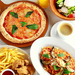 400度以上の窯で丁寧に焼き上げた自慢のピザを始め、見た目にも鮮やかなイタリアンを豊富にご用意！