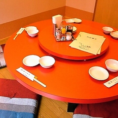 2F、6～7名までの円卓で宴会が可能です。