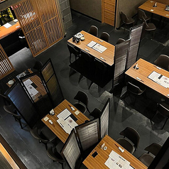 【20～54名様】開放的な雰囲気の店内を贅沢に貸切！テーブル、カウンター席など1階フロアを丸ごと貸切。着座で54名様までご利用可能です。開放的でモダンな店内は、各種ご宴会や同窓会、パーティなど幅広くご利用いただけます。詳しくはお店にお問い合わせください。