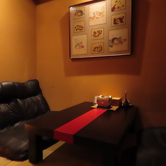 ソファ席でゆったり時間を過ごせる半個室