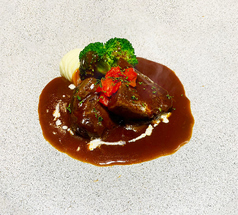 牛ほほ肉の赤ワイン煮込み