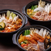 【本格のスンドゥブ鍋】たっぷり魚介の旨味広がる「海鮮スンドゥブ」は当店最もおすすめなスンドゥブです！プリプリの自信作「牛もつスンドゥブ」やスタンダードな「豚カルビスンドゥブ」の3種をご用意♪トッピングも豊富なので、オリジナルのスンドゥブ鍋を作るのことも可能で、辛さも小辛、中辛、大辛より選べます！