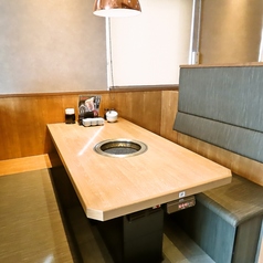 デートなどでも使える横並びのお席もご用意しております。※系列店イメージ写真になります