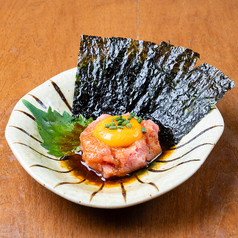 海苔で巻いて食べるネギトロユッケ