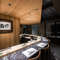 【接待・記念日に】大切な方との語らいの時間を、最高のお料理とおもてなしで彩ります。料理人の繊細な手仕事や会話を独占できる特等席です。