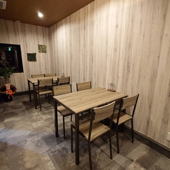 当店では4人掛けテーブルを2つご用意しております。団体様のご利用も歓迎で、気軽にお集まりいただけるスペースを確保しています。ぜひご利用ください。