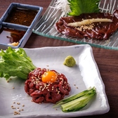 【桜肉のユッケ&レバ刺し】大人気の桜肉のユッケ&レバ刺しはお酒との相性も抜群!しっかりとした旨味がビールや焼酎によく合います♪ぜひご賞味ください!当店自慢のお肉と一品料理、豊富なドリンクを取り揃えてお待ちしております。仙台駅徒歩2分で立地の良さも◎仕事帰りや買い物帰りに、お気軽にご利用いただけます!