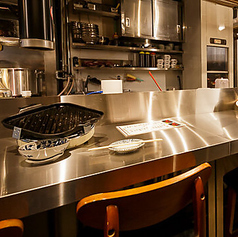 1階にはライブ感溢れるカウンターを14席ご用意しております。スタッフがお肉を焼き上げる様子を間近で眺められる特等席です。お一人様はもちろん、デートや友人同士で肩を並べて食事を楽しみたい時にもぴったりです。アットホームな雰囲気の中で、焼き立ての香ばしい香りに包まれながら贅沢な時間を提供いたします。