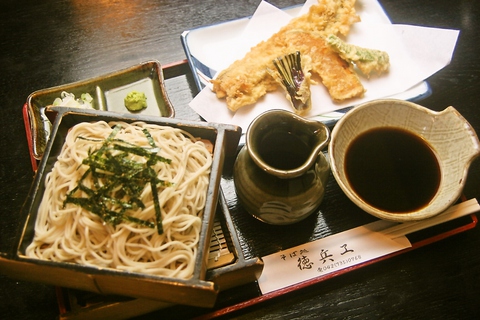 そば屋さんならではの、「そば・うどん」と相性の良い季節野菜の天ぷらを味わう。