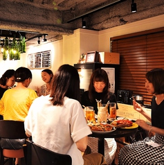 少し背が高いバル風のテーブル席◎おしゃれな店内で豊富なワインとイタリアンをお楽しみください♪少人数飲み会や少人数女子会にぴったりです◎