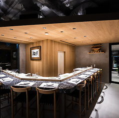 【デートに】並んで座ることで、会話も弾み、二人の時間がいっそう親密に。大人の隠れ家のような雰囲気で、思い出に残る素敵な夜をお過ごしいただけます。