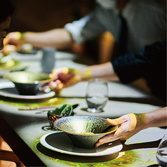 スタッフが対面からお料理をご提供いたします。お写真の撮影も承りますのでお気軽にお声がけくださいませ♪