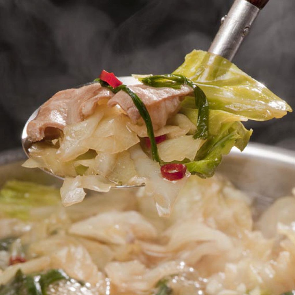 伝統の味で至福の宴。笑楽のもつ鍋は.選べる4つのスープから…『醤油・白味噌・塩・辛赤味噌』