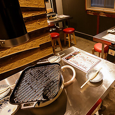 広々とした2階のテーブル席は最大26名様まで収容可能です。落ち着いた照明が灯る空間で、グループでの食事や中規模の宴会に最適です。隣を気にせずゆったりと座れる配置になっており、活気ある雰囲気の中で楽しいひとときをお過ごしいただけます。人数に合わせたレイアウト変更など、お気軽にお問い合わせください。