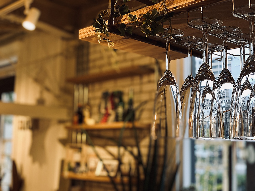 昼間は太陽の光を活かした明るい店内。夜は少し暗い照明で雰囲気抜群です。