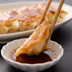 パリッと香ばしい焼き目と溢れる肉汁!野菜の甘みが際立つ、大人気の自家製浜松餃子。ビールのお供に!