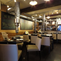 活気と温もりが交差！老若男女が集うモダンな空間