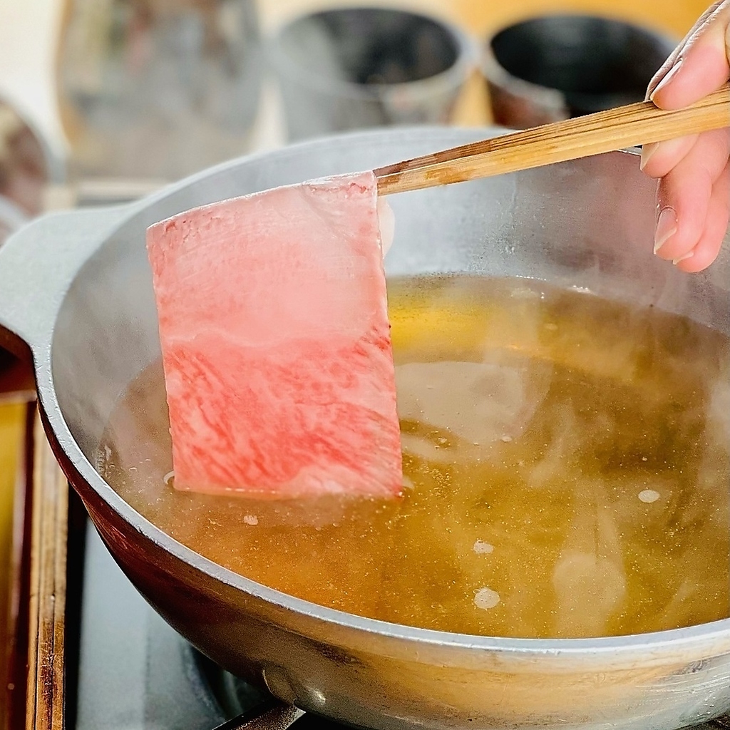 お一人ずつ専用お鍋でご提供。人肌で融けてしまう霜降りはさっとくぐらせてお召し上がりください