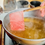 お一人ずつ専用お鍋でご提供。人肌で融けてしまう霜降りはさっとくぐらせてお召し上がりください