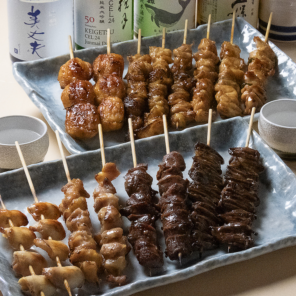 香ばしくジューシーな焼き鳥をお楽しみいただき、炭火で焼くことによる美味しさの違いをご堪能下さい