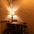 4人掛けのテーブル席はちょっとした飲み会にぴったり。お洒落な雰囲気の店内で、豊富なお酒とサーモン料理をお楽しみください。特にサーモンユッケは、ナチュールワインやお酒との相性も抜群でオススメです。