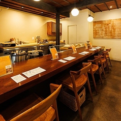 オープンキッチンを望むカウンター席は、料理の臨場感を楽しむことができます。シェフの技を間近で見ながら、心地よいひとときをお過ごしください。