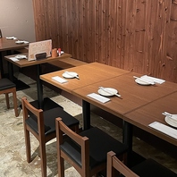 【木の温もりを感じる店内】