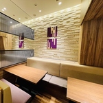 白を基調として席幅広く設けた店内でゆっくりお過ごしください