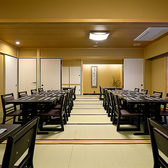 接待や各種宴会など、さまざまなシーンに対応可能な和室を完備してます。各部屋の間仕切りをなくすことで広々とした空間をご提供してます。また和室専用のテーブル席を設ければ大宴会にもご利用いただけるよう工夫されています。当店は皆様が心ゆくまで、ゆったりとお過ごしいただける環境を整えています。