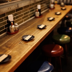 少人数の場合しっぽりカウンター席もおすすめ！和の落ち着いた雰囲気の安らぎ個室空間をご提供◎