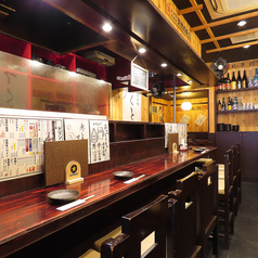 カウンターならではのライブ感もたっぷり。料理ができていく音や香りを間近で感じられ、待っている時間さえ楽しめる特等席です。「ちょっと寄っていこうかな」「一人でゆっくり飲みたい」そんな時にぴったりの、使い勝手の良いカウンター席。あなたの日常のひと休みスポットとして、ぜひ気軽にご利用ください！